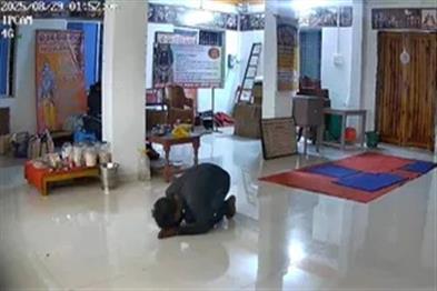 Khabar East:The-thief-first-bowed-to-Lord-Ram-and-then-stole-the-goods