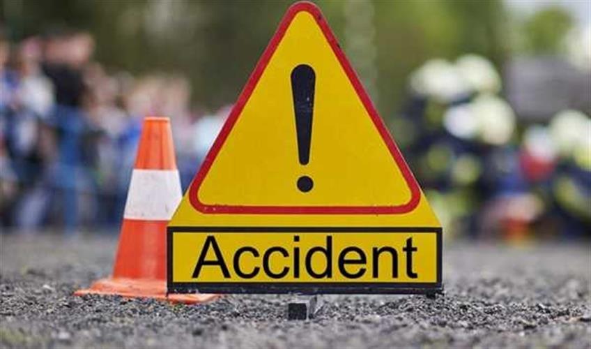 Khabar East:The-trailer-hit-the-auto-hard-the-auto-driver-trapped-in-the-wheel-of-the-trailer-died
