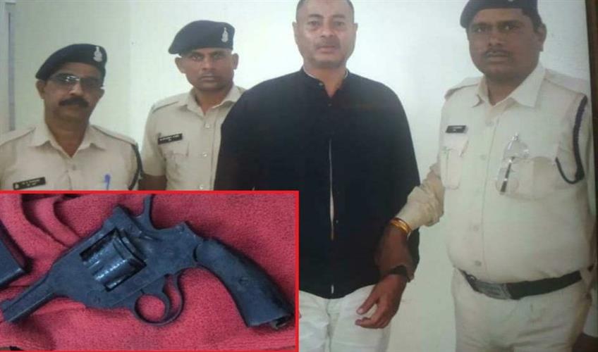Khabar East:The-youth-was-roaming-freely-with-a-revolver-the-police-arrested