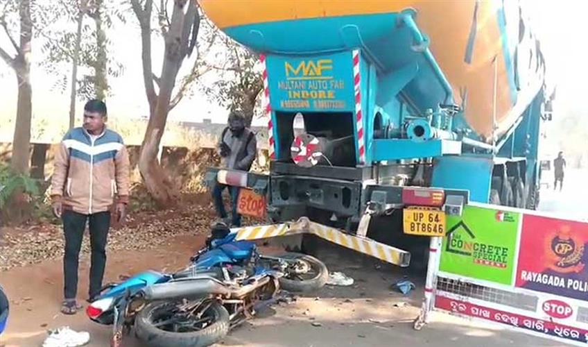 Khabar East:Three-Including-Minor-Killed-Due-To-Bike-Tanker-Collision-In-Rayagada