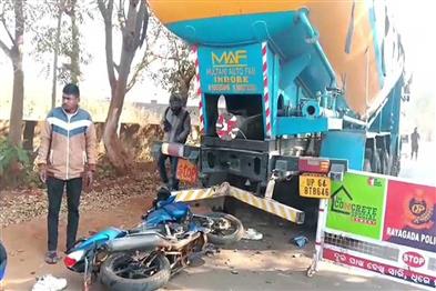 Khabar East:Three-Including-Minor-Killed-Due-To-Bike-Tanker-Collision-In-Rayagada