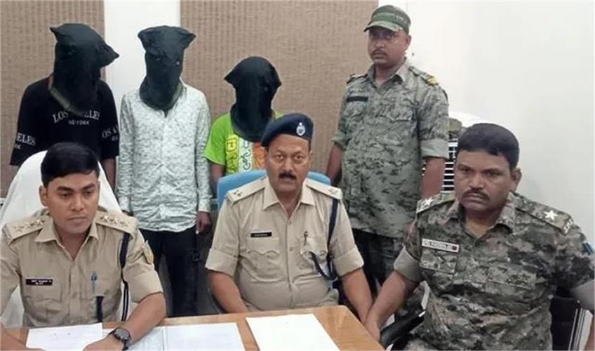 Khabar East:Three-criminals-arrested-for-defrauding-people-of-lakhs-via-the-Ease-My-Deal-app