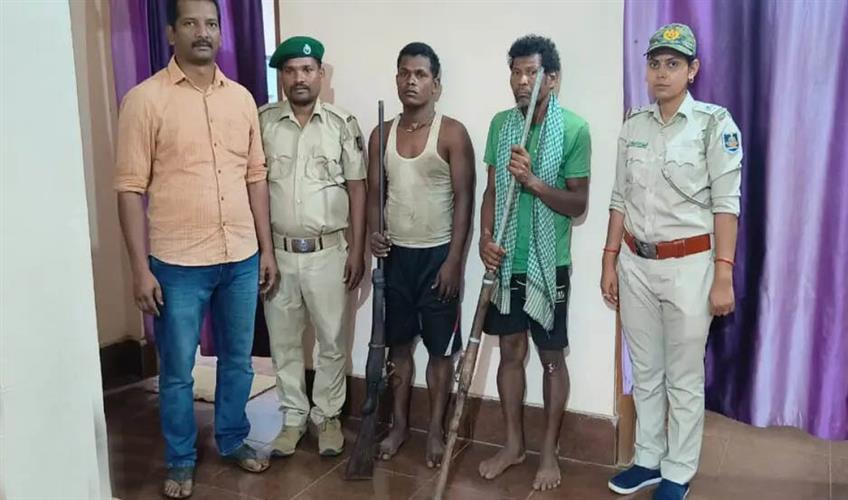 Khabar East:Three-forest-officials-injured-in-firing-by-poachers-in-Balasore
