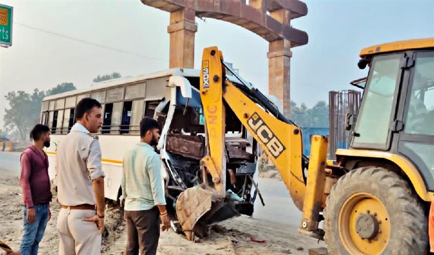 Khabar East:Tourist-bus-collides-with-stationary-lorry-23-pilgrims-injured