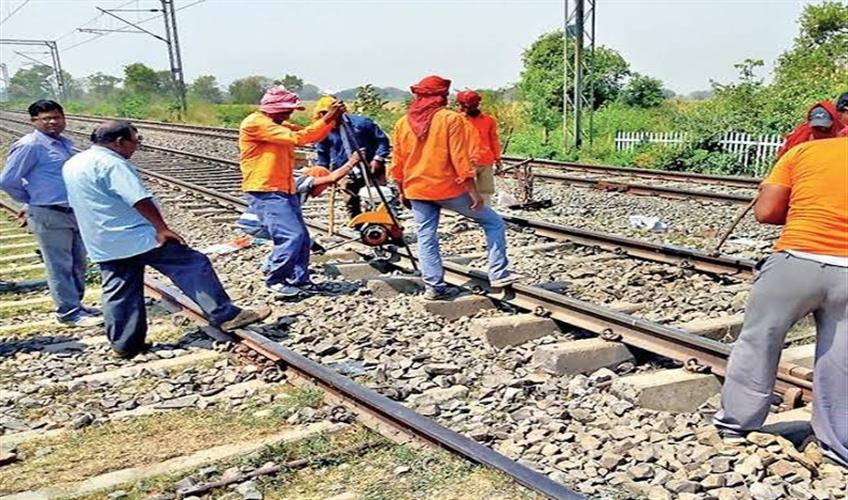 Khabar East:Train-movement-stopped-for-eight-hours-yesterday-due-to-repair-of-tracks-in-Howrah-station-carshed