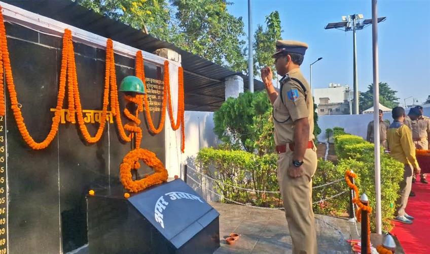 Khabar East:Tributes-paid-to-martyred-personnel-on-Police-Commemoration-Day