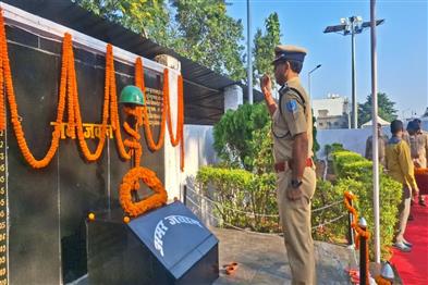 Khabar East:Tributes-paid-to-martyred-personnel-on-Police-Commemoration-Day