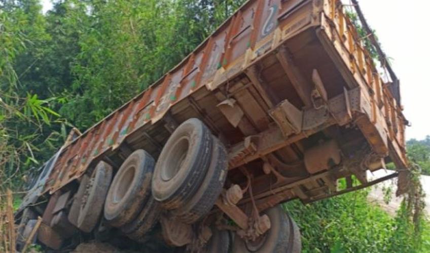 Khabar East:Truck-laden-with-iron-ore-entered-the-pond-uncontrollably