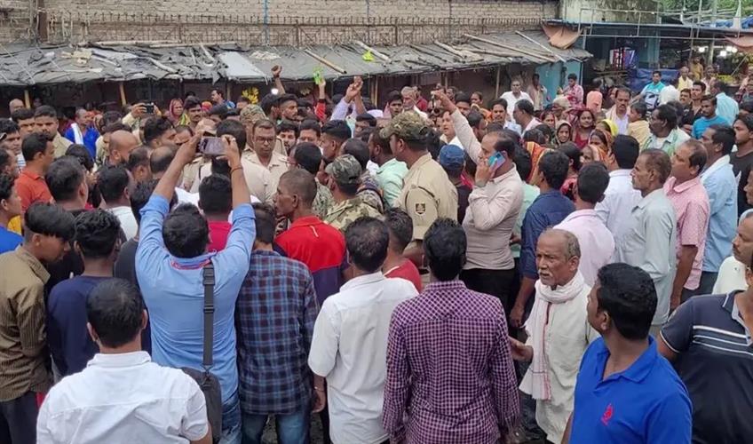 Khabar East:Two-BJD-groups-clash-during-Jan-Sampark-Padyatra-in-Odishas-Cuttack