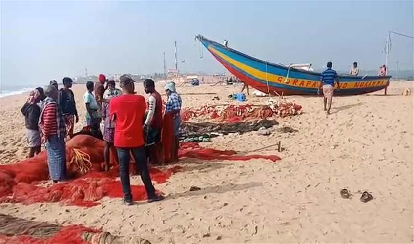 Khabar East:Two-Fishing-Boats-Collide-In-Sea-In-Odisha-4-Injured-18-Rescued