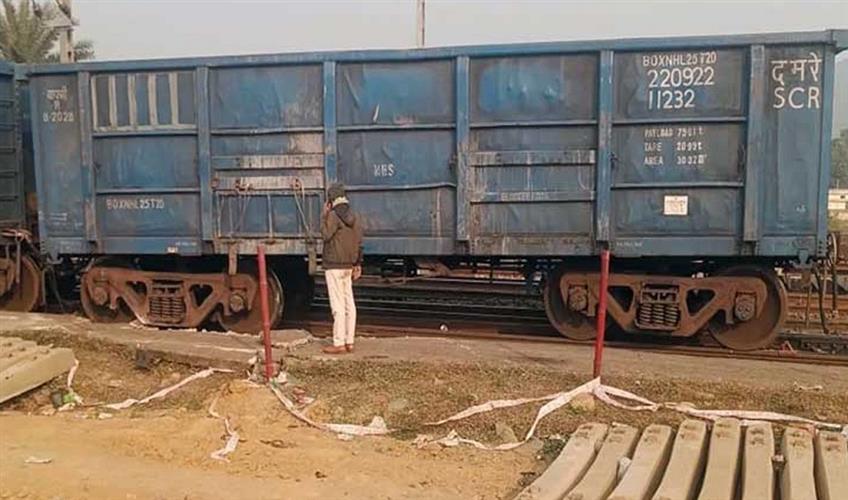 Khabar East:Two-Wagons-Of-Goods-Train-Derail-In-Sundargarh