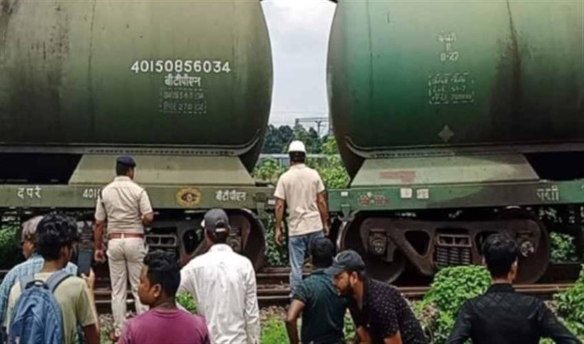 Khabar East:Two-coaches-of-a-goods-train-derailed-in-Rangapani