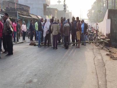 Khabar East:Two-persons-killed-three-policemen-including-IIC-injured-by-stone-attack-by-insane-person