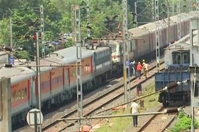 Khabar East:Two-trains-come-face-to-face-near-Jharpada-Bridge-in-Bhubaneswar