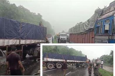 Khabar East:Uncontrolled-trailer-hits-three-vehicles-half-a-dozen-people-injured