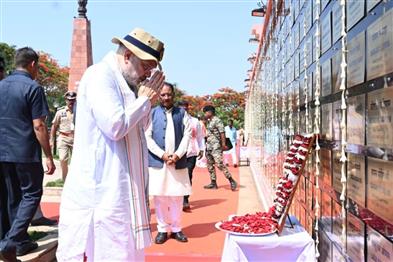 Khabar East:Union-Home-Minister-Amit-Shah-paid-tribute-to-the-martyred-soldiers-at-Amar-Vatika