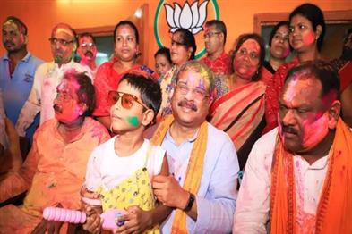 Khabar East:Union-Minister-Dharmendra-Pradhan-Celebrates-Holi-In-Sambalpur