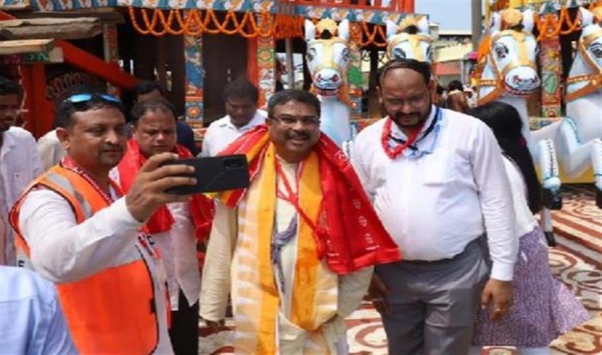Khabar East:Union-Minister-Dharmendra-Pradhan-greets-people-on-Bahuda-Yatra