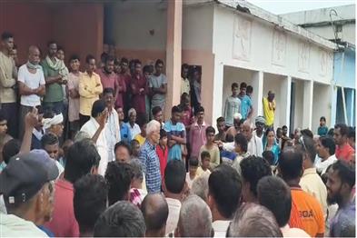 Khabar East:Uproar-over-burial-of-woman-who-had-converted-police-step-in-to-handle-the-situation