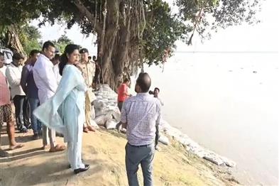 Khabar East:Vaishali-DM-Varsha-Singh-inspected-the-embankment-in-Lalganj