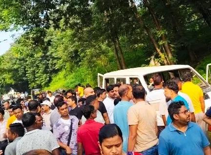 Khabar East:Van-carrying-schoolchildren-crashes-two-in-critical-condition