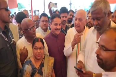 Khabar East:Villagers-gave-a-grand-welcome-to-the-Governor-who-arrived-at-the-house-of-his-classmate-engineer