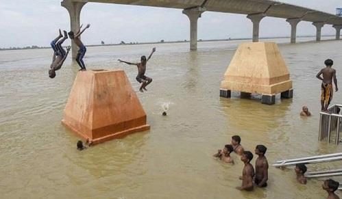 Khabar East:Water-level-of-Punpun-river-Ganga-and-Son-river-flowing-above-danger-mark-in-Patna-is-also-increasing-rapidly