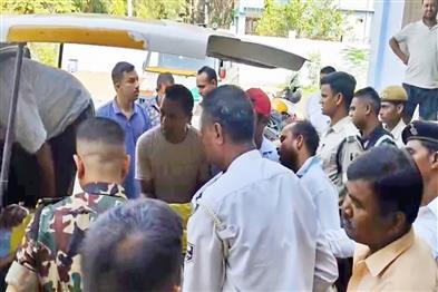 Khabar East:When-stopped-at-no-entry-tractor-ran-over-traffic-constable