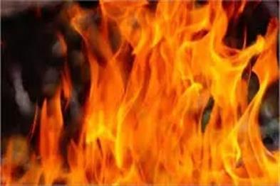Khabar East:Wife-burnt-alive-in-a-fire-in-a-moving-car-husband-saved-his-life-by-jumping