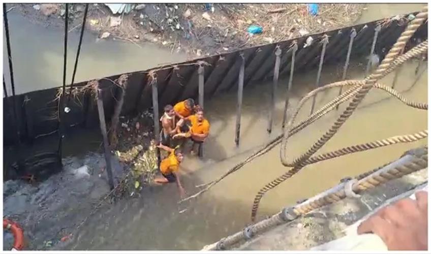 Khabar East:Woman-Attempts-Suicide-By-Jumping-Off-Jobra-Bridge-Into-Mahanadi-River-In-Cuttack