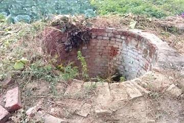 Khabar East:Woman-commits-suicide-by-jumping-into-a-well-with-three-children