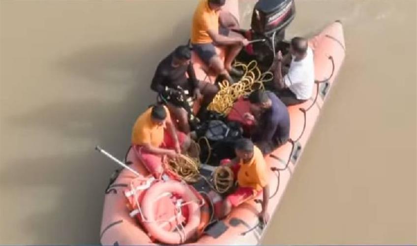 Khabar East:Youth-Jumps-Into-Kathajodi-From-Tankapani-Bridge-In-Bhubaneswar-Search-Operation-On
