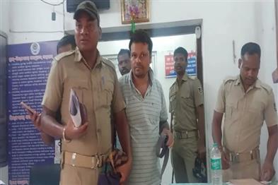 Khabar East:5th-Pass-fraudster-dupes-job-aspirants-of-over-Rs-2-crore-in-Balasore-arrested